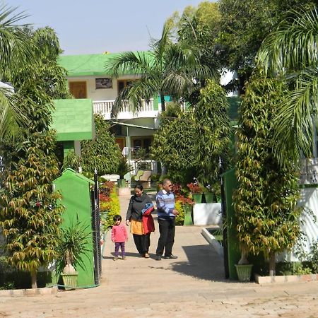 邦兰泰姆霍尔瓦蒂卡度假村 萨瓦伊马多普尔 外观 照片